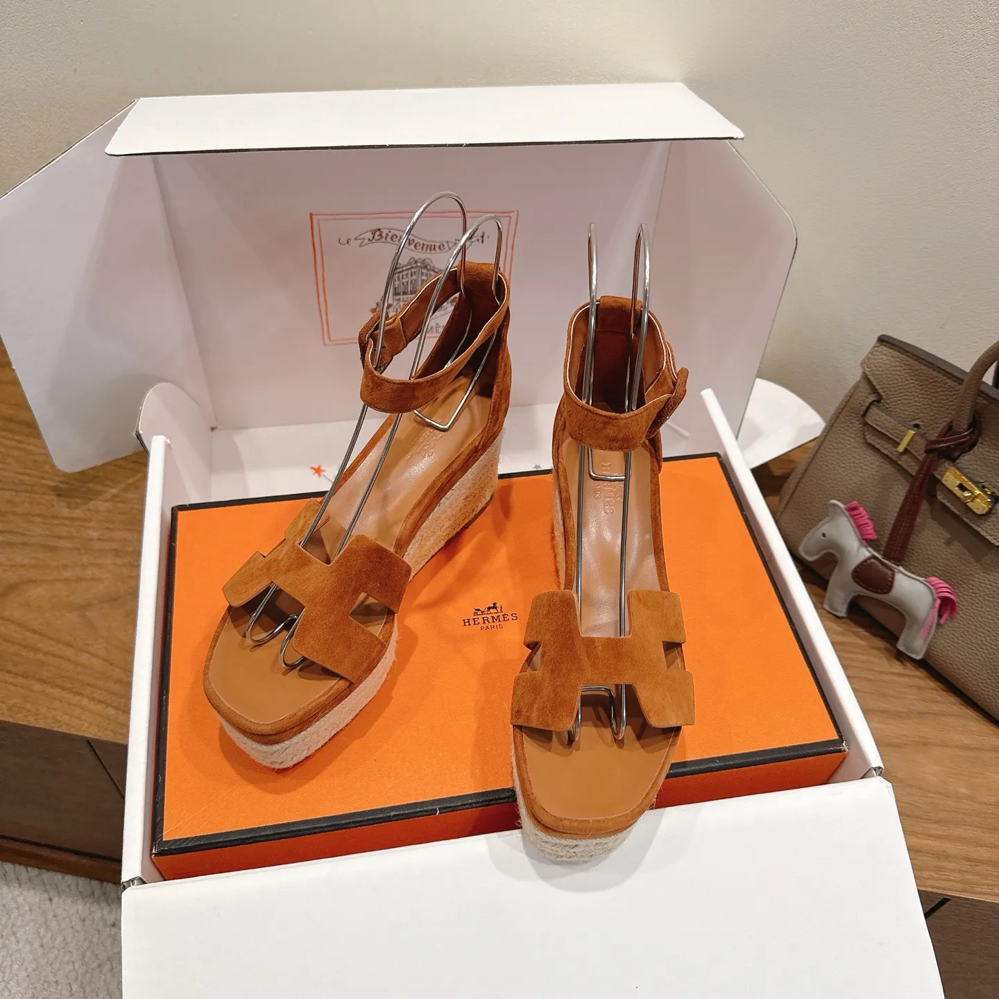 👟👟Ex-factory price 720👟👟 Hermes... a Eclair 2025 new color + popular series, the version is super positive, with a certain thickness, which makes the legs longer! Breathable, comfortable calfskin, spring and summer color matching, this item is both beautiful and comfortable! Channel supply code size: 35-39 can be ordered as 40.41 with airplane box ➕20